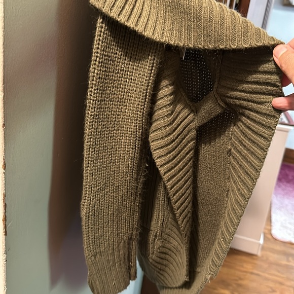 Alya olive sweater women’s size medium/large - Picture 3 of 3
